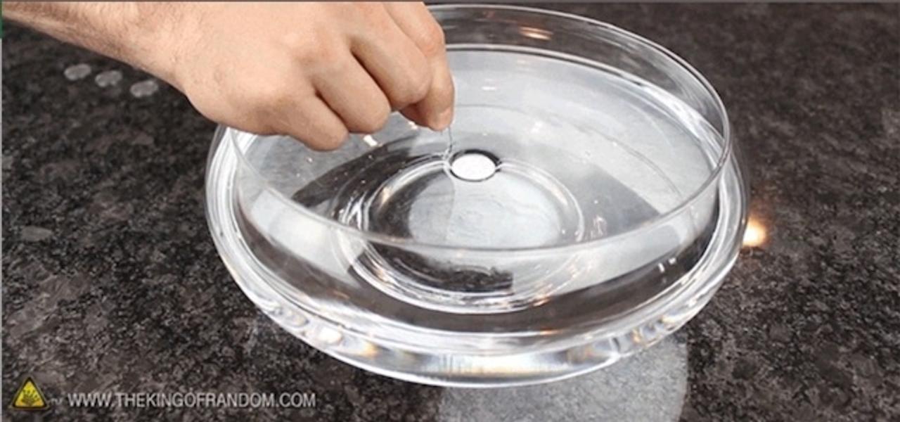 金属のコインを水に浮かせる方法