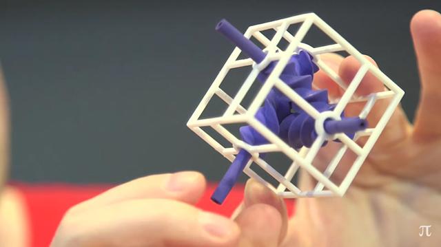 回らないはずの3つの密着した歯車、3Dプリンターを使うことで回転