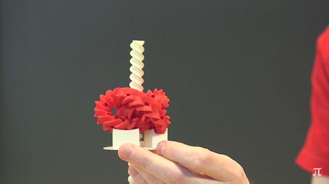 回らないはずの3つの密着した歯車、3Dプリンターを使うことで回転