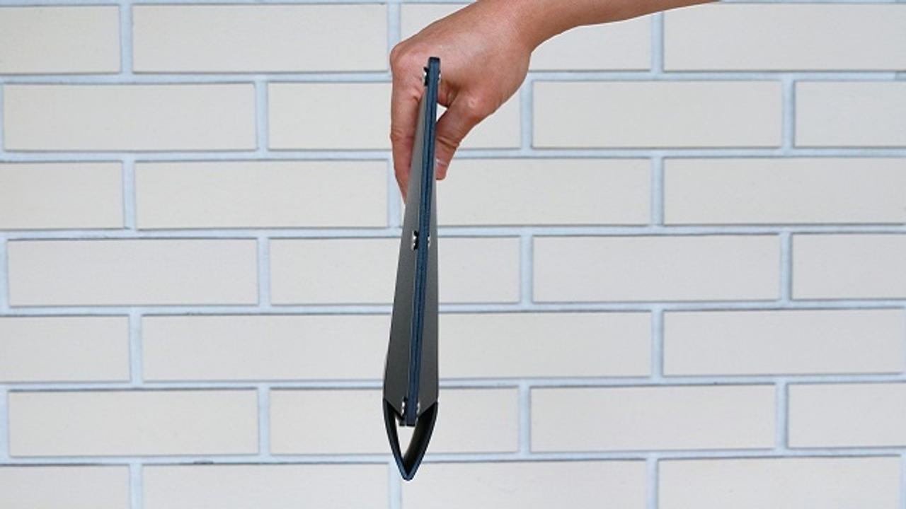 行列に並びがちな人へ！ ファイルのような超軽量折り畳みイス｢パタットミニ｣
