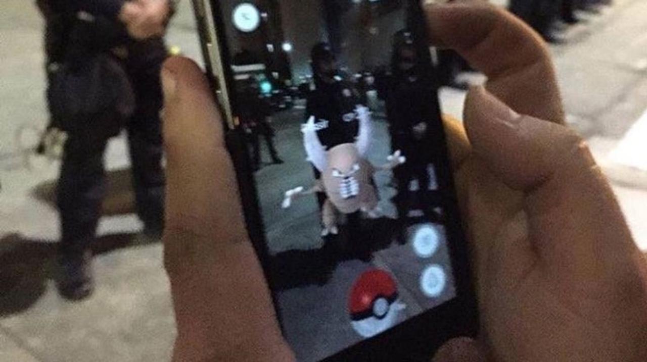 今年は流行りそう…。不謹慎な｢Pokemon GO｣写真