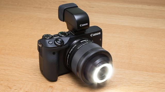 想像を超える実力。世界初のLEDライト一体型レンズ｢EF-M28mm F3.5  