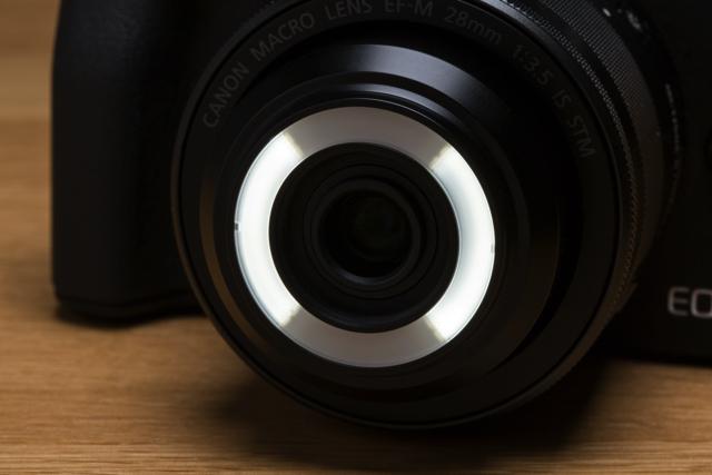 想像を超える実力。世界初のLEDライト一体型レンズ｢EF-M28mm F3