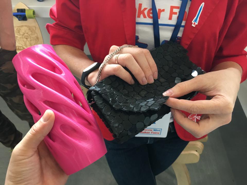 3Dプリンター製のオブジェとバッグ