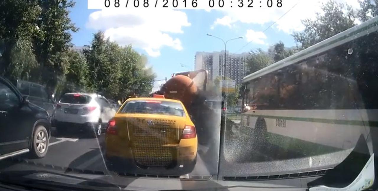 信号待ちの汚水バキュームカーが爆発。うんこまみれだよー