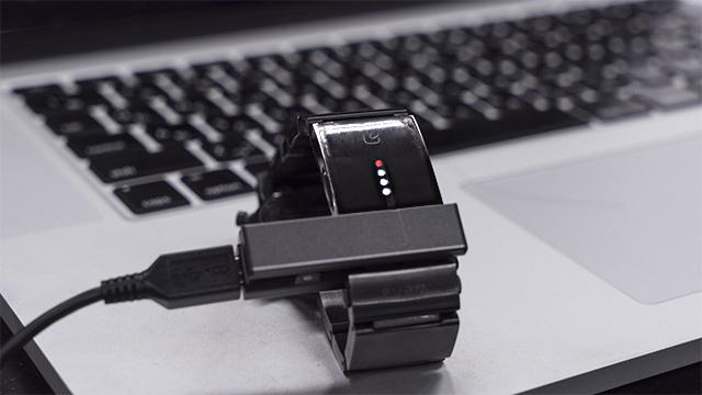 wena wristの充電はバンド部分をクリップで挟む仕組み