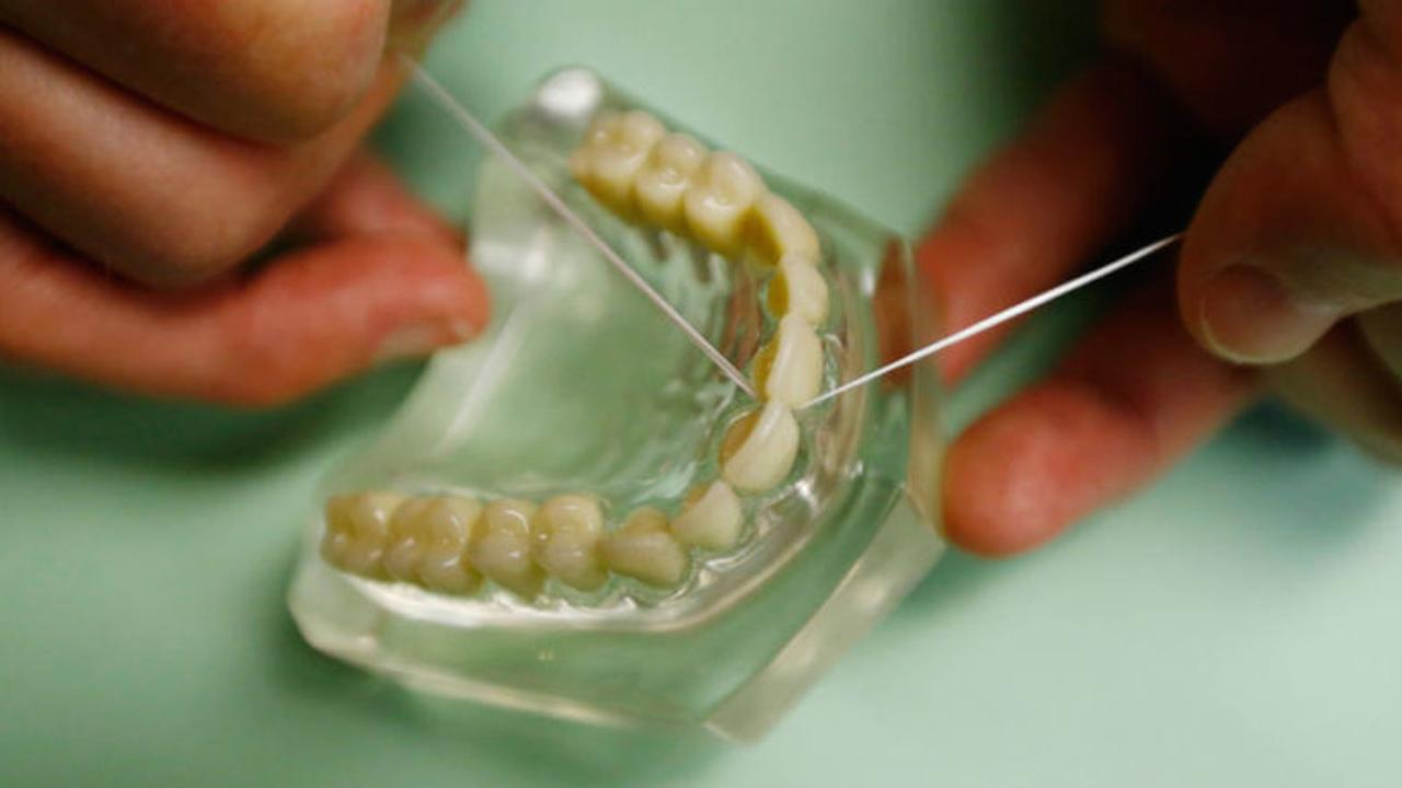 科学的に証明されていない？ 歯と歯の間をお掃除するデンタルフロス、本当にやる意味はあるのか