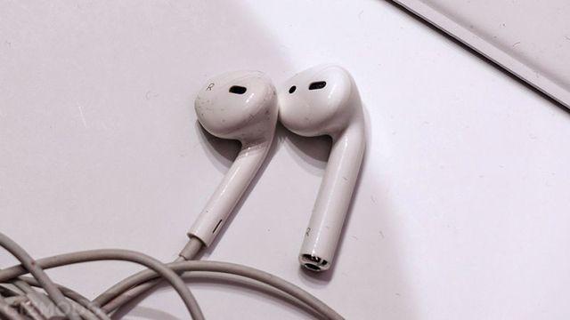 AirPodsとEarPodsを並べる