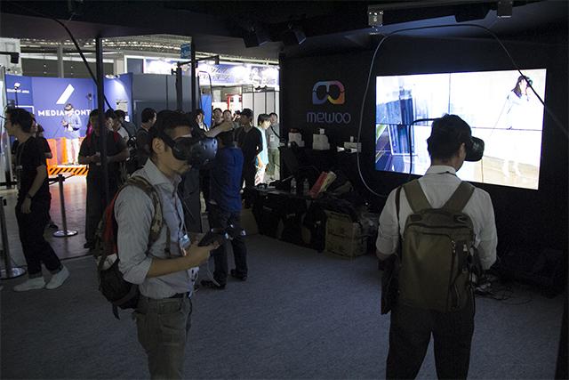 TGS ブースでVRを楽しむ人たち