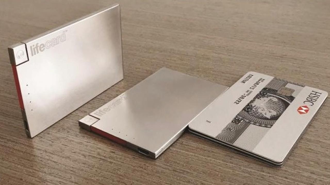 薄さ3.95mmでカード3枚分のモバイルバッテリー｢LIFE CARD Lightning｣