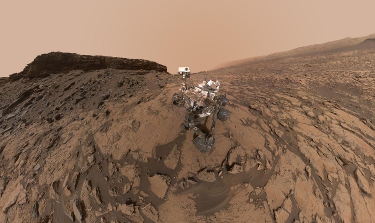 火星探査機キュリオシティの最新セルフィー写真と360度のパノラマ