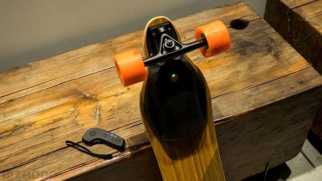 最高時速30km超！ 電動で走るスケボーが登場 | ギズモード・ジャパン