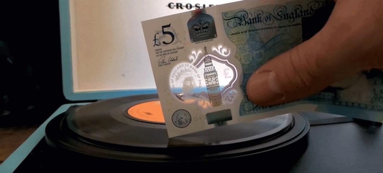 チャーチルもびっくり。イギリスの｢新プラスチック紙幣｣でレコードを鳴らす人が続出