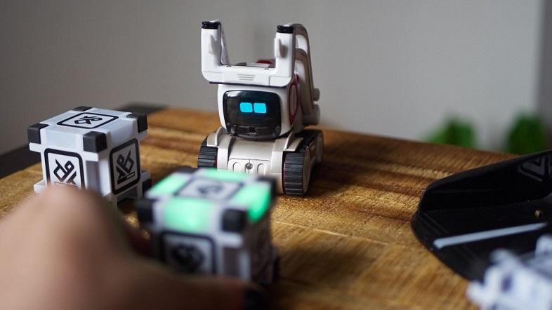 感情を持つロボット｢Cozmo｣レビュー：ペットにとって脅威になる