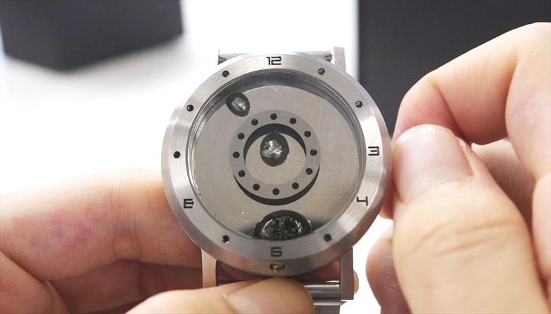 針じゃなくて液体金属が時を刻む腕時計｢LM watch｣。こんな感じで動くんです | ギズモード・ジャパン