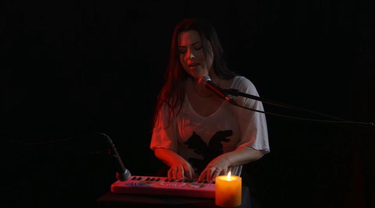 エヴァネッセンスのエイミー・リーが『ハローキティ』のキーボードで熱演＆熱唱
