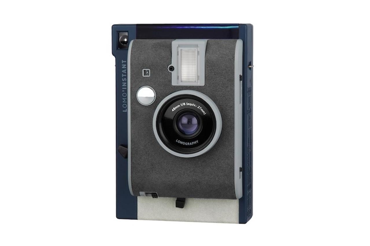 シックな青とホログラムが美しい。ハイスペックなインスタントカメラ｢Lomo'Instant｣に新モデルが登場