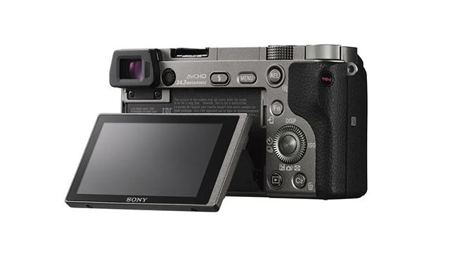 2014年モデルのはずのソニー｢α6000｣。新色グラファイトグレー追加で再