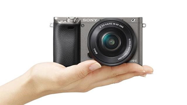 2014年モデルのはずのソニー｢α6000｣。新色グラファイトグレー追加で再