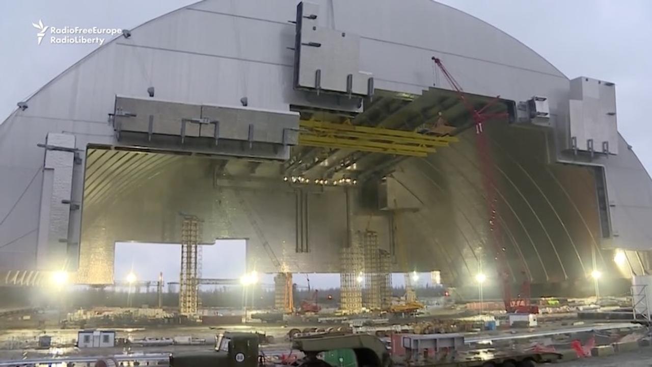 チェルノブイリ原発を覆う巨大な｢新シェルター｣が完成