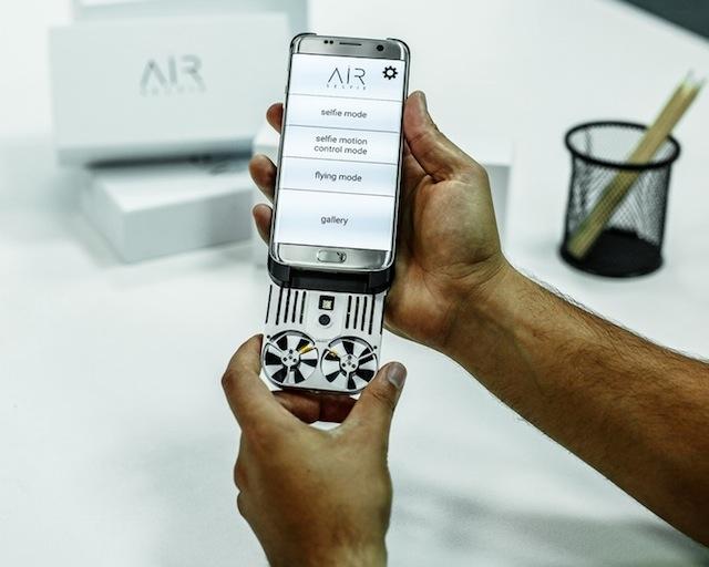 セルカ棒なんて古い…iPhoneからサッと飛び立つドローンで空中セルフィー!2