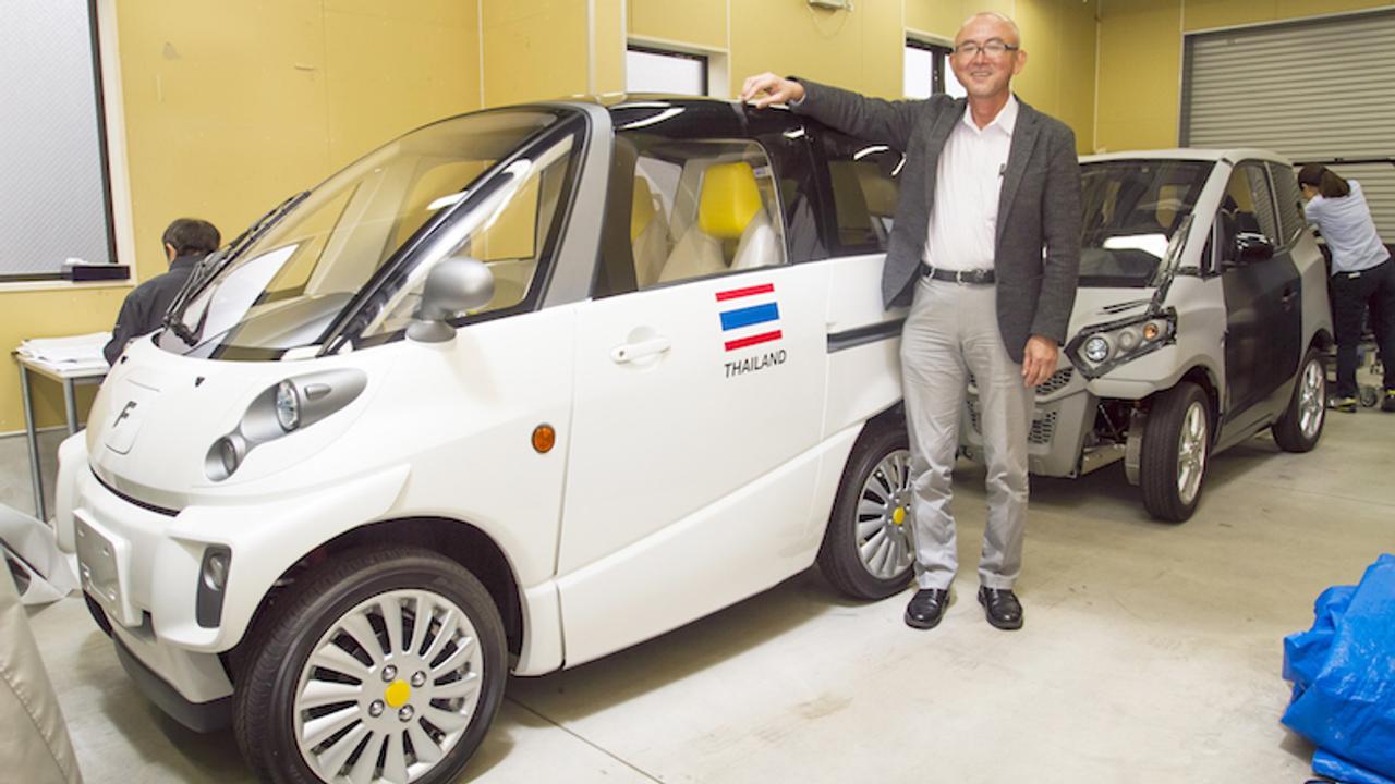 四角いハンドル、手元にアクセル。新機軸満載の水に浮くEV｢FOMM Concept One｣