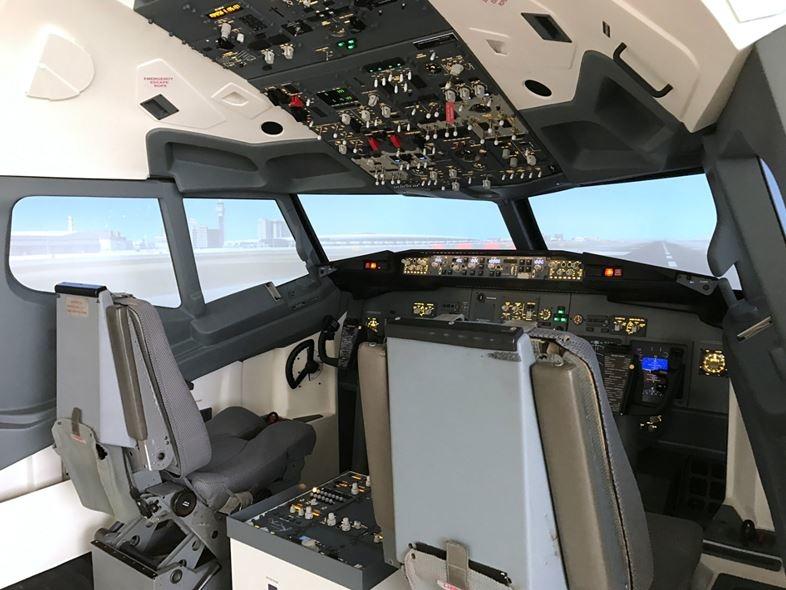 西日本でも飛べます。神戸市にB737シミュレーターを置くテクノ