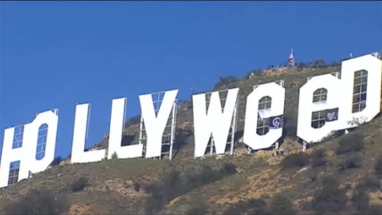 Hollywoodサインが｢Hollyweed｣に！ カリフォルニア州大麻合法化を祝したイタズラ？