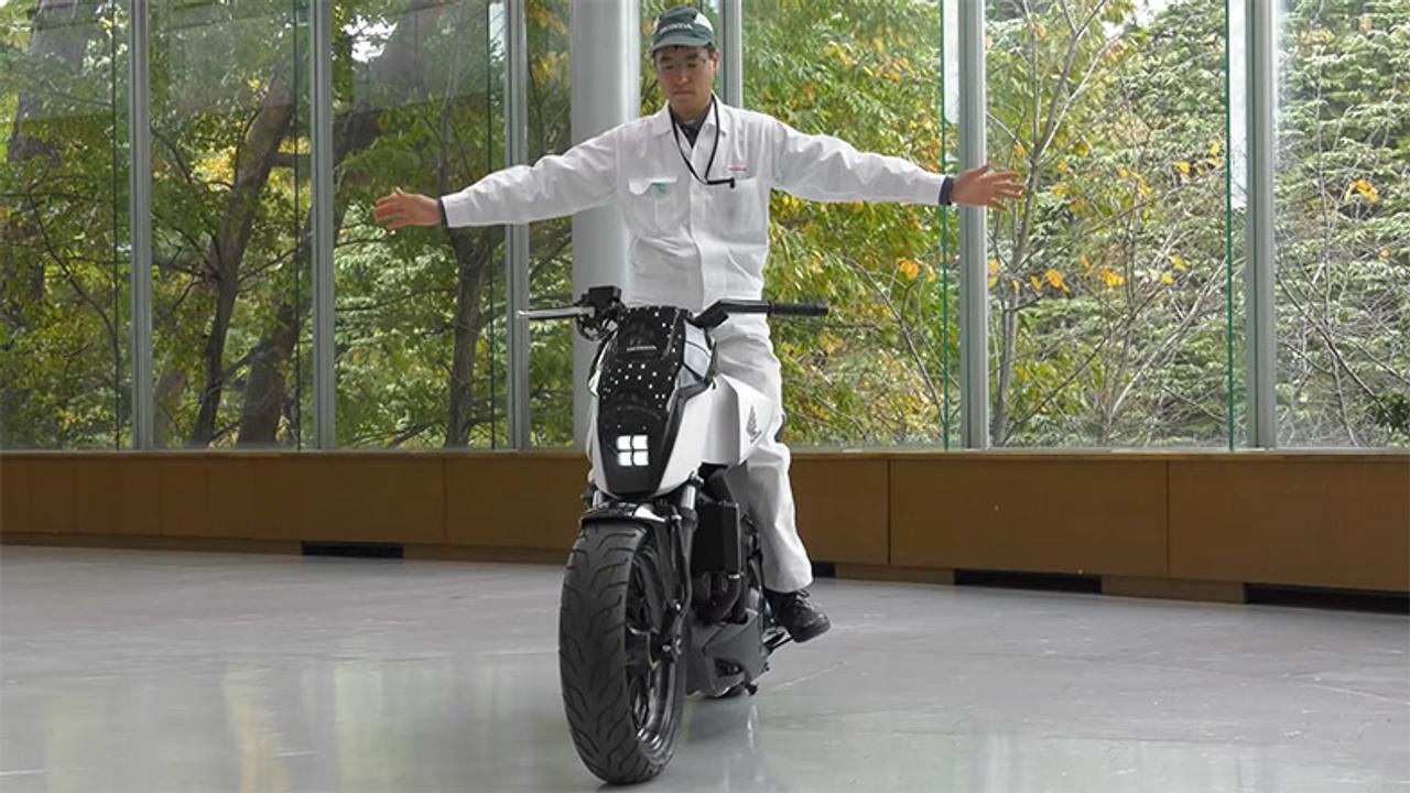 とことこ歩くように動く。自律走行するホンダの大型バイク｢Honda Riding Assist｣にLOVE