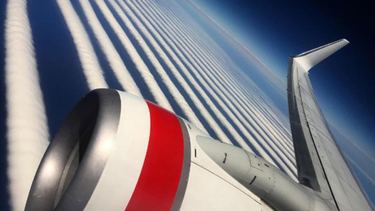 シマシマがきれい。飛行機内から撮影されたヘンテコな雲