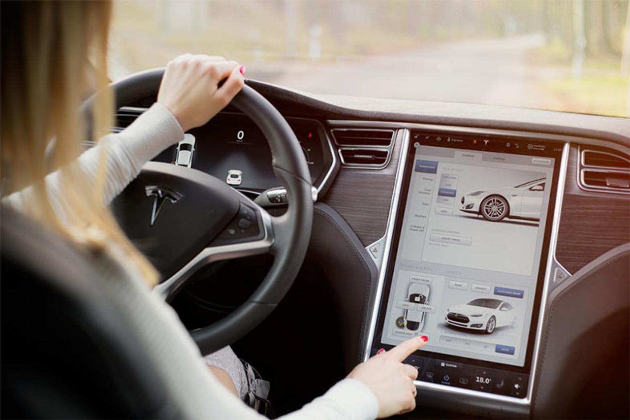 Teslaの電気自動車、｢オートパイロット｣導入後に事故率が40%減ったことが判明
