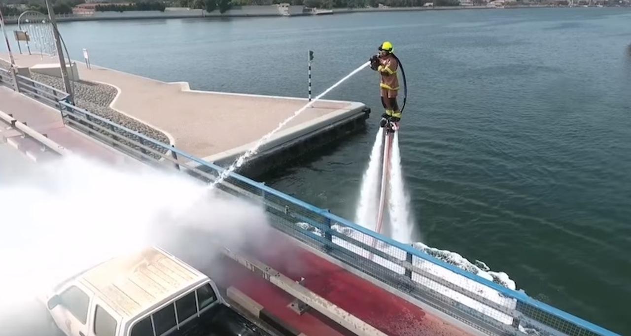ドバイの消防隊、今度は水上で飛ぶジェットパックを導入