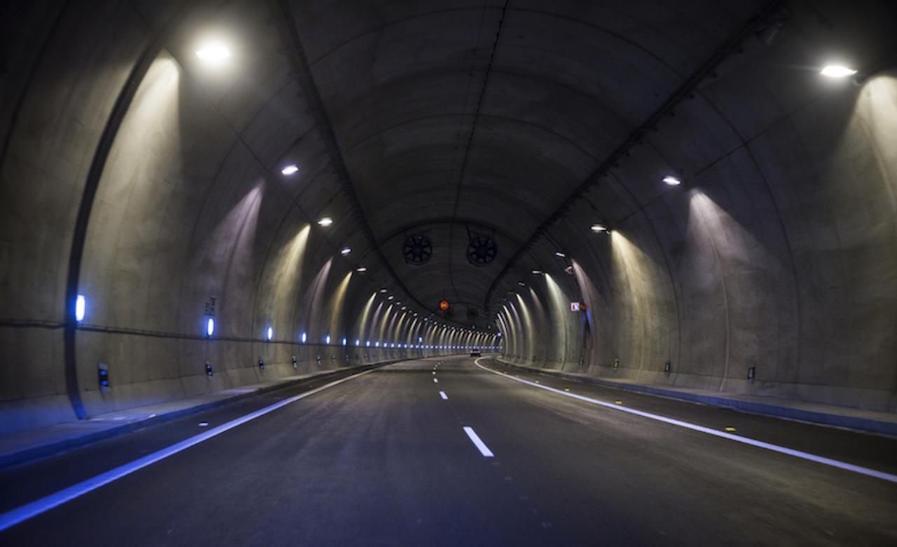 イーロン・マスク、穴を掘る。ロサンゼルスの高速トンネル構想が本当に始動