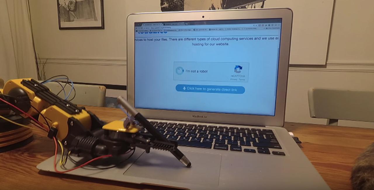CAPTCHAテストで｢私はロボットではありません｣をクリックするロボット