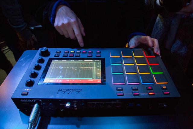 スタンドアローンが音楽制作のスタイルを変える！ AKAI Professionalの最新機｢MPC Live｣、｢MPC X｣に触れてきた |  ギズモード・ジャパン