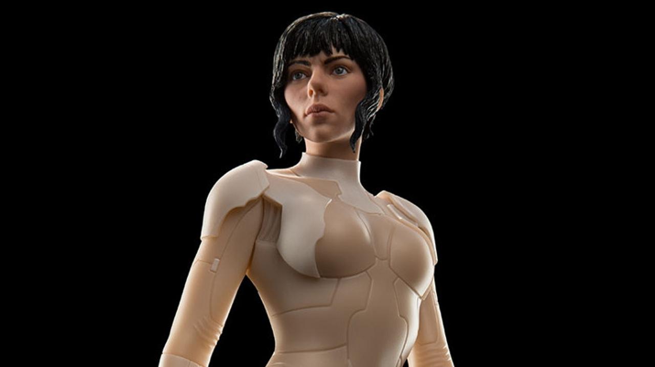 実写版『攻殻機動隊』のスタチューが登場。少佐とロボ・ゲイシャが巨大なフィギュアに