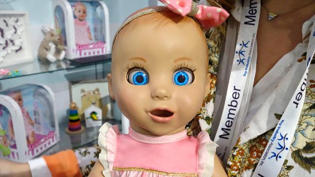最先端ミルク飲み人形は、ロボット赤ちゃんと呼ぶのがふさわしい