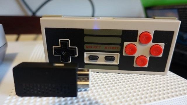 4 復刻版ファミコン用ワイヤレスコントローラー。より優れているのはどっち?