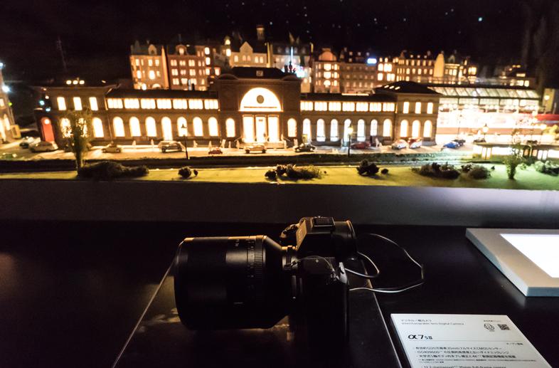 夜の街を走る鉄道の撮影体験ができるソニーブース #CPplus 夜の街を走る鉄道の撮影体験ができるソニーブース #CPplus