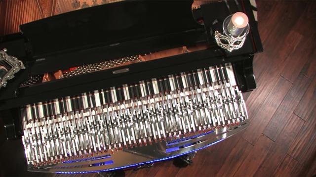 物理的に再現していくスタイルの自立型ピアノ演奏ロボット 