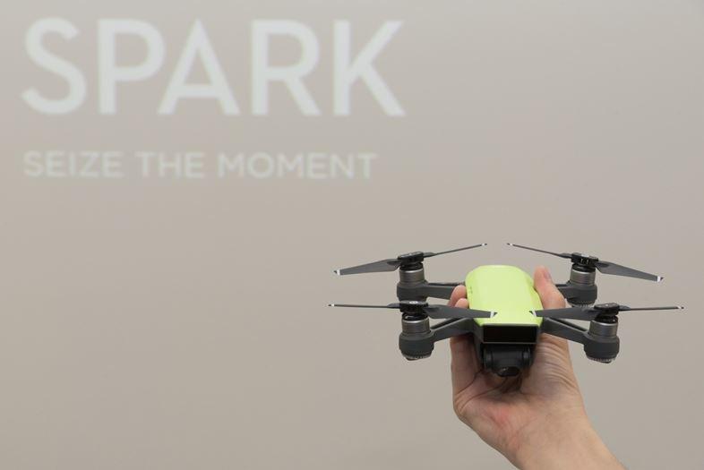 新型｢Spark｣でDJIが小型ドローン界に参入。ジェスチャーで操作できる