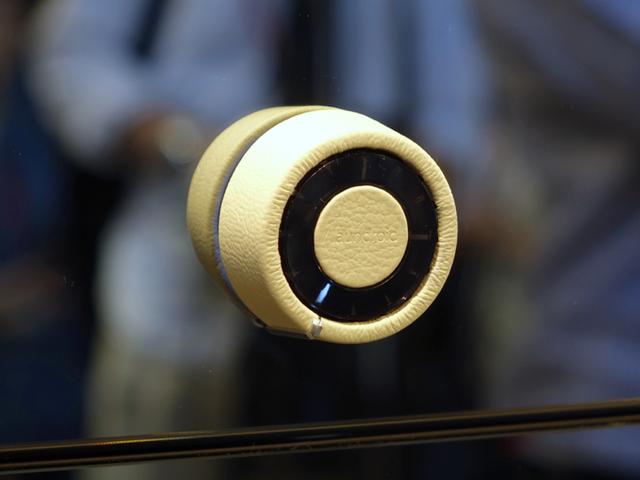 世界初の全自動衣類折りたたみ機「ランドロイド」予約開始2