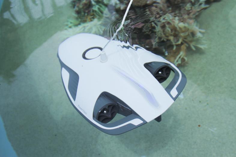 水中ドローン「PowerRay」が日本上陸。海のなか丸見えで魚釣りして 水中ドローン「PowerRay」が日本上陸。海のなか丸見えで魚釣りして