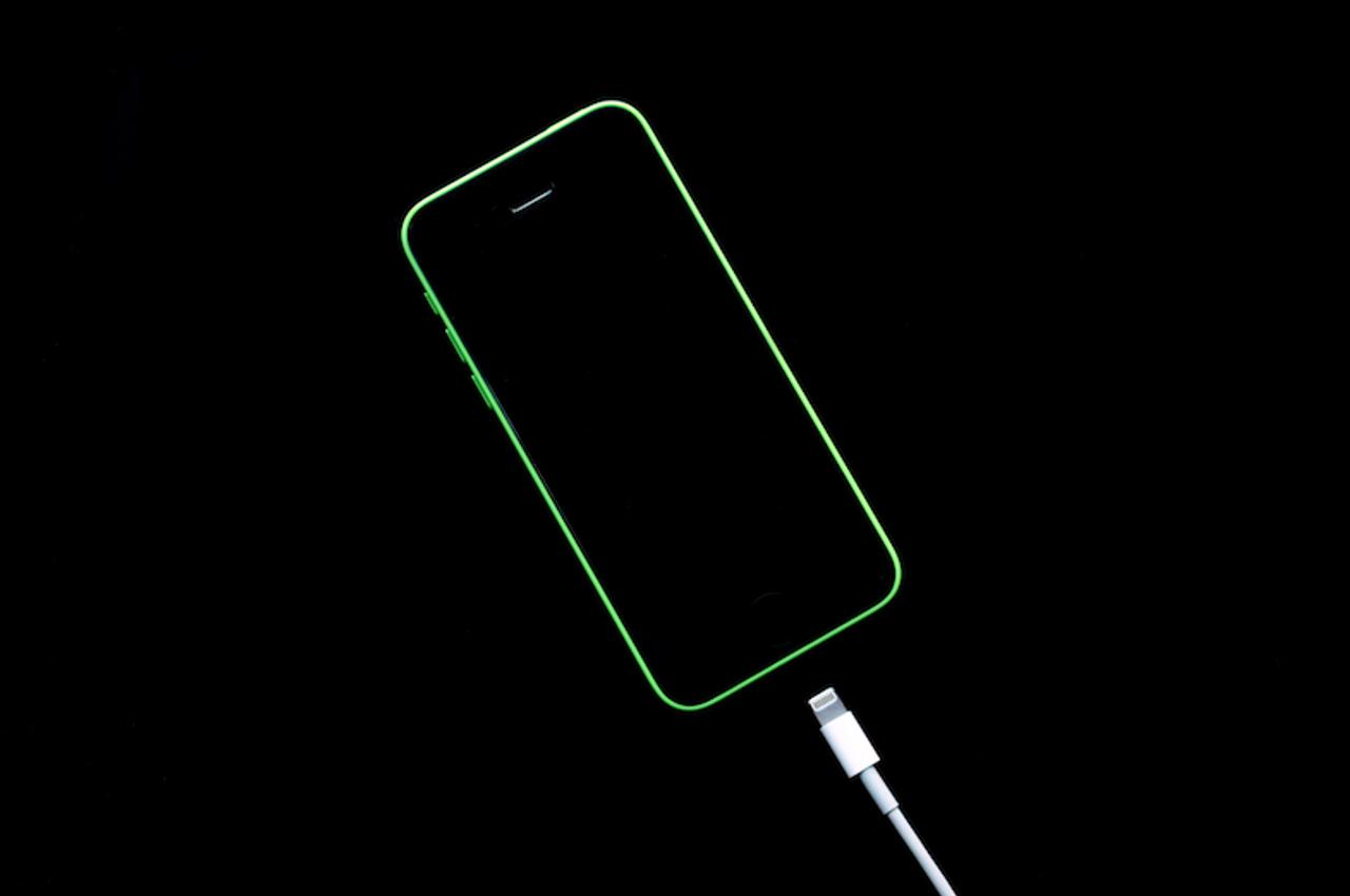iPhone 8にワイヤレス充電が搭載されるって噂、いまどうなっているの？