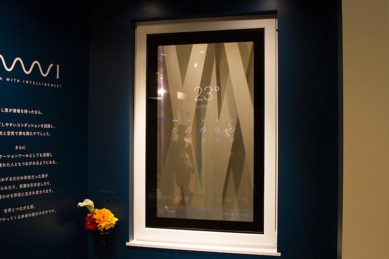 YKK APがホログラムのような｢ディスプレイ窓｣を発表。透明だけど、ちゃんと画面も映ります | ギズモード・ジャパン