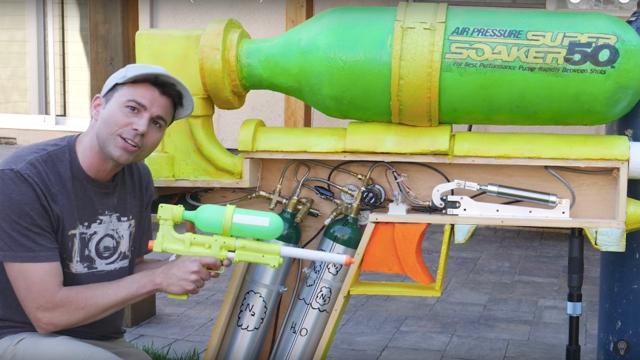 夏!元NASAエンジニアが作った世界最大の水鉄砲はスイカも割れる2