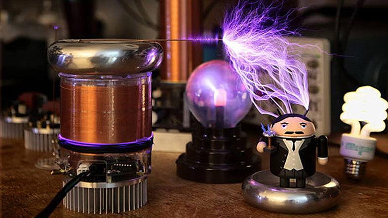 DIYで組み立てる『タイニー・テスラ』で電撃音楽を奏でてみよう