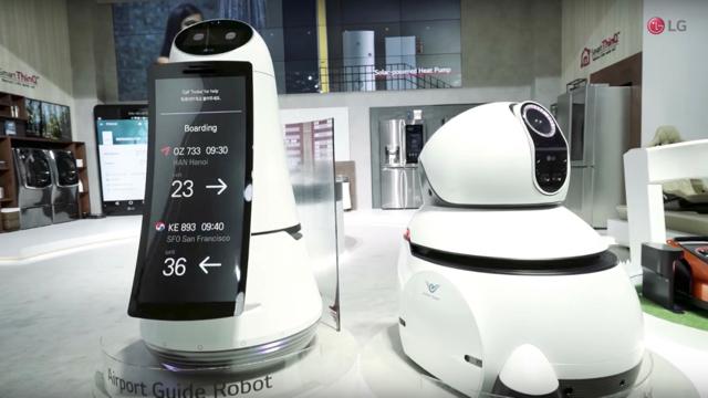 航空券をスキャンして、搭乗ゲートまで案内します。LG製の空港ロボが