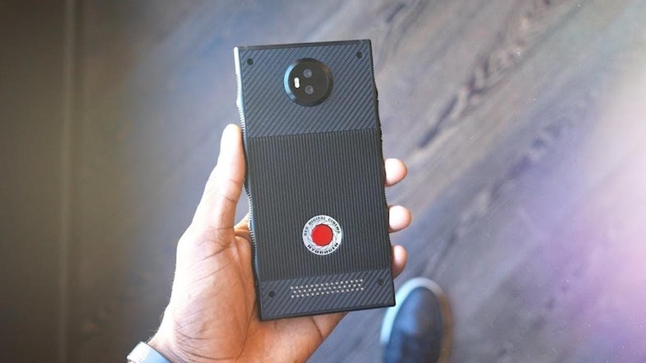 謎に包まれたホログラムスマホ｢Hydrogen One｣のプロトタイプが人気海外YouTuberの手に！