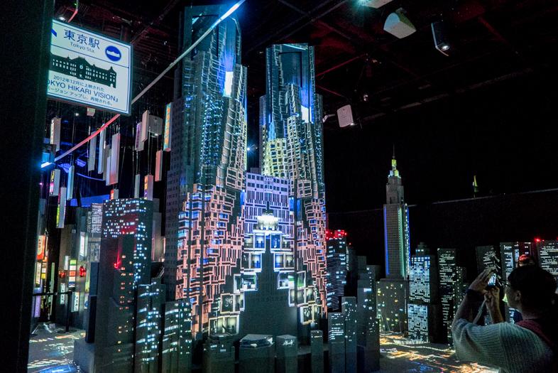 人の営みがなければ、ただのグレーな塊なんですよ。東京なんて｣NAKED